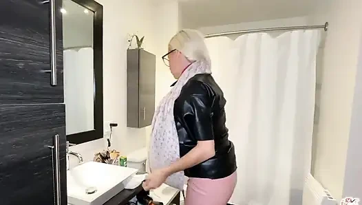 Мой парфюм заставляет мои сиськи надуваться! Кожаная куртка не может удержать это!