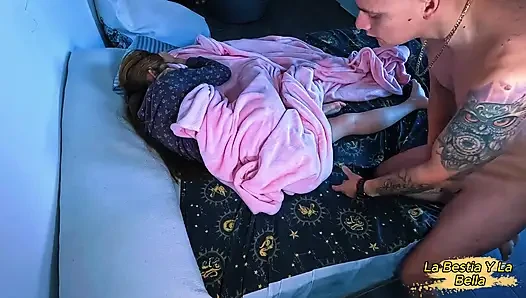 Mein liebhaber bleibt still, während ich seinen arsch mit Milch fülle