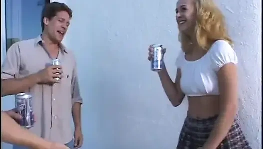 Cewek seksi yang lagi asik nyepong kontol di memek dan pantatnya di seks threesome fmm sampai dicrot di dalam