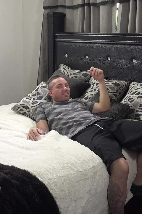 Nova Cane pik plaagt haar stiefbroer