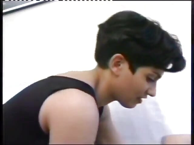 Duas morenas sensuais brincam com o do outro