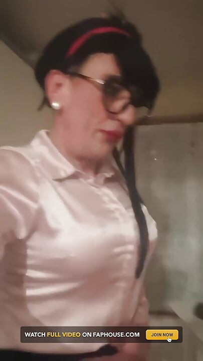 Crodreisser Excited with Satin Blouse Solit