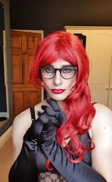 คุณต้องการที่จะสัมผัสไม่ได้คุณทํางานมือของคุณไปทั่วตัวผ้าไนลอนของฉันเลื่อนมือขึ้นและลงขายาวของฉัน