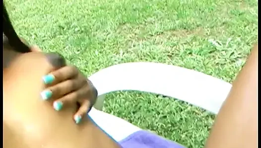 Memek becek cewek jalang cokelat ini dijilat dan di-fingering sama pacarnya