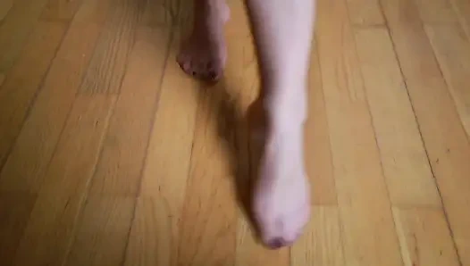 Cewek seksi dengan stoking nilon seksi ini lagi asik meluncur di lantai kayu sampai orgasme berkali-berkali