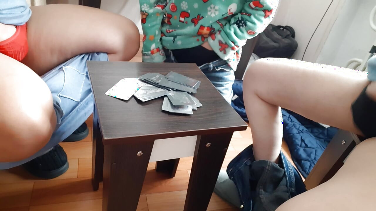 Bir kart oyunu ateşli bir lezbiyen üçlü sekse dönüştü