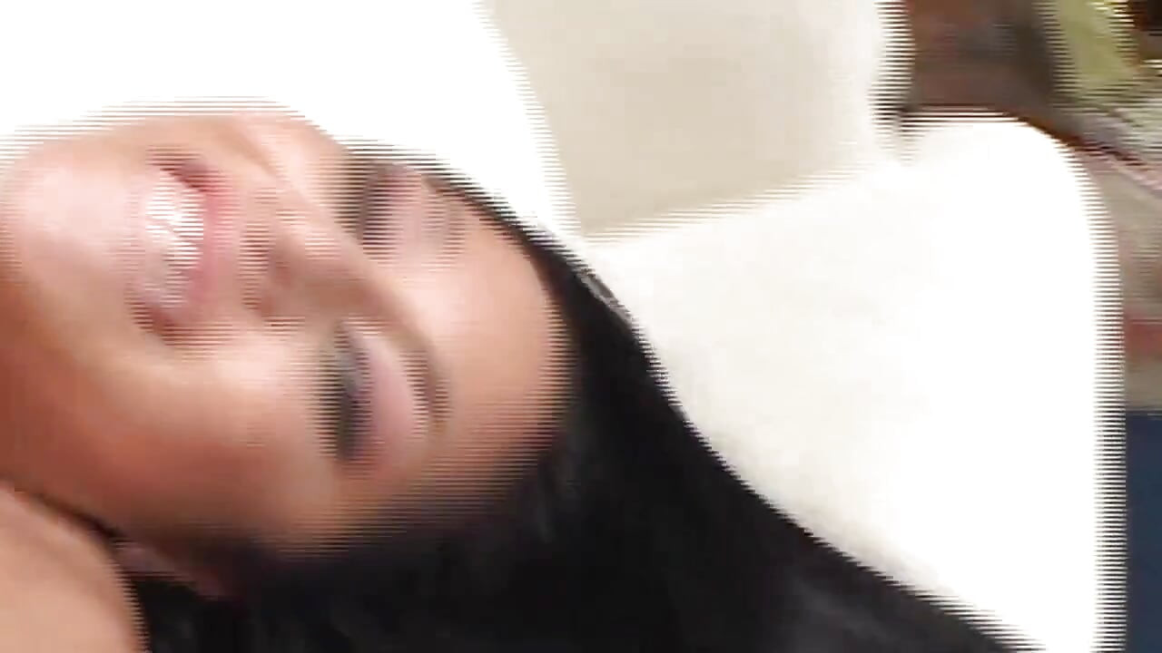 成熟棕髮女郎在激烈的肛門中被撐開