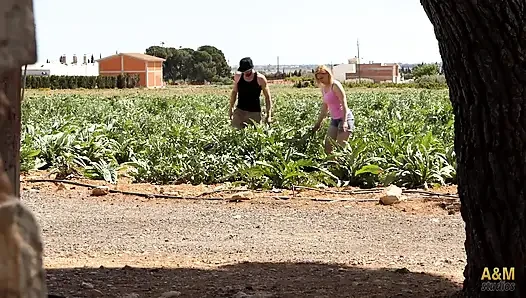 Sexy blondine fickt mit ihrem kollegen auf der ländlichen farm