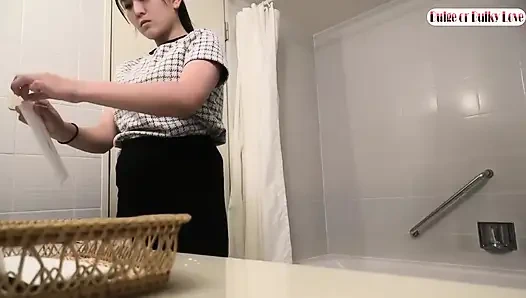 Pertemuan cewek dengan tubuh aduhai ini dipijat dengan nikmat, sambil sepong kontl dengan nikmat