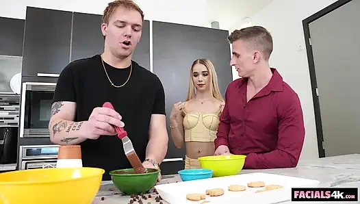 Спермоприемная шлюшка приглашает два члена, чтобы попробовать ее печенье и глазурь ее лицо