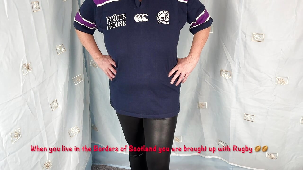 Місіс Зрілі ноги підтримують її команду з регбі