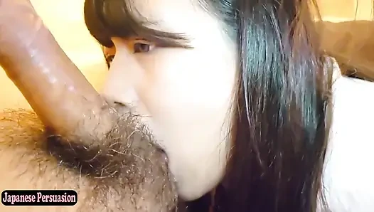 Si cantik langsing yang tampak asli dan sangat sensitif meninggalkan kesan pribadi yang tak terlupakan