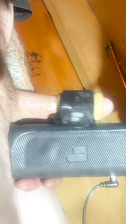 살아있다는 게 이런 거구나. 낯선 사람들이 지켜보는 가운데 자위하는 게 이렇게 존나게 HOT할 줄은 몰랐어!