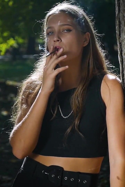 Sexet Russisk Babe Rygning Cigaret Indendørs Studio