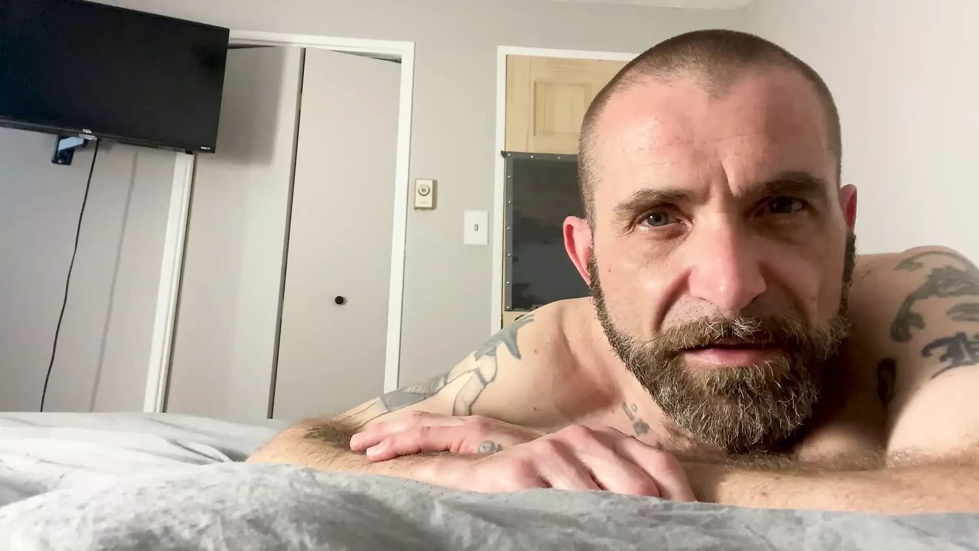 Sii un bravo ragazzo per il patrigno e non svegliare la mamma