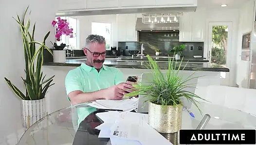 ADULT TIME - perverse lilith grace benutzt das telefon der stiefmutter, um neuen stiefvater mit füßen und dildo-videos zu necken