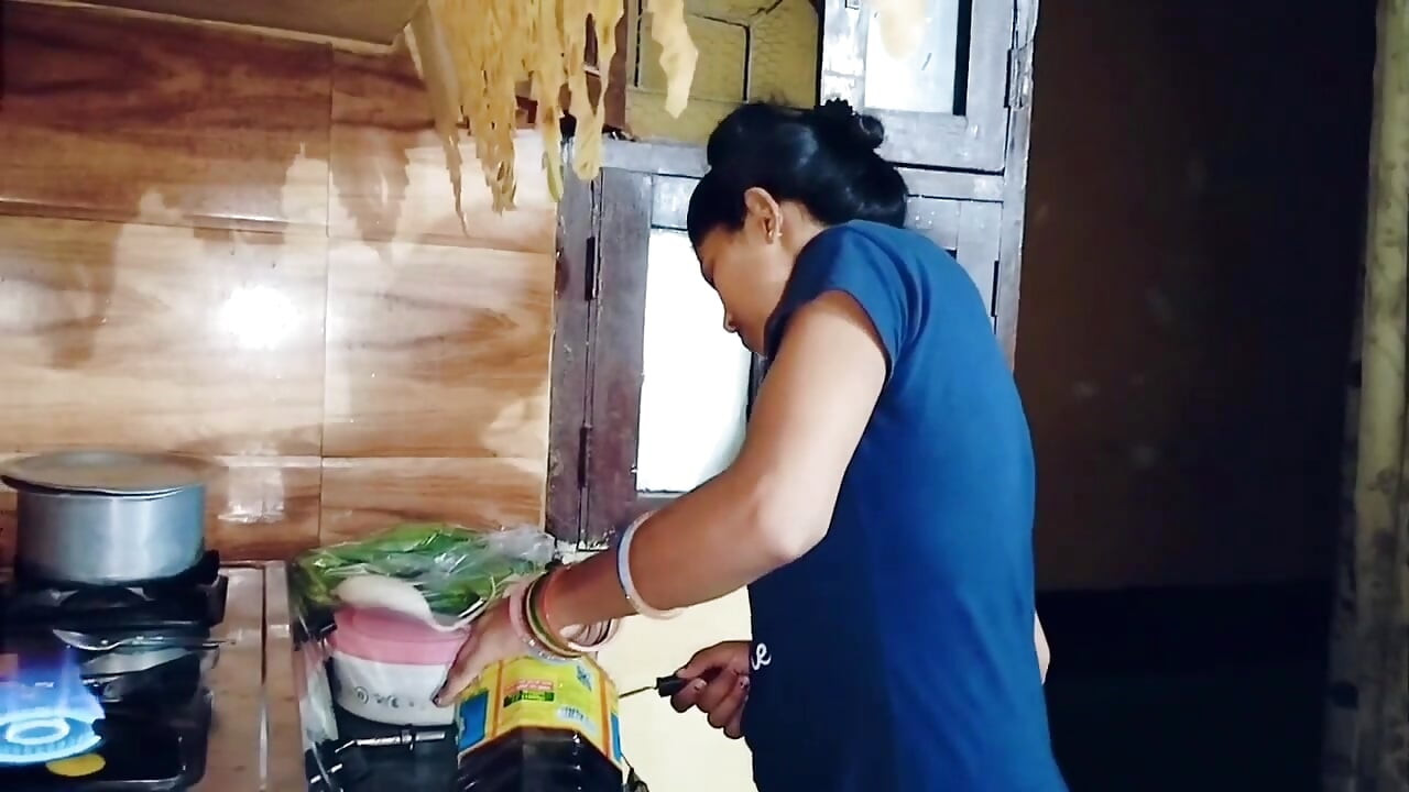 Polu sestra uhvaćena kako gleda pornografiju od polubrata desi Hindi MMS, lokalni desi