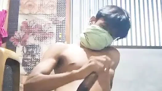 Ben genç bir Müslümanım. Büyük yarağım çok ateşli