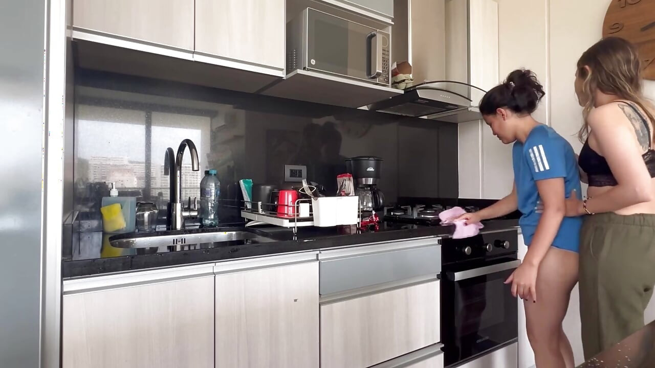 他的舌頭很好地穿透了我，讓我更加濕潤