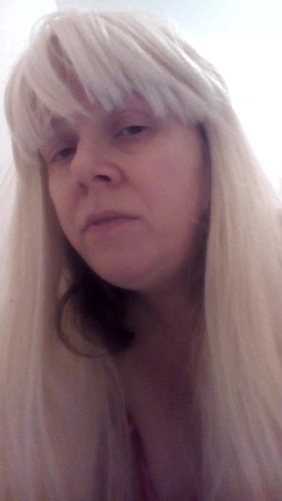 Sexy blonde bubble butt Brenda justicesinging a song