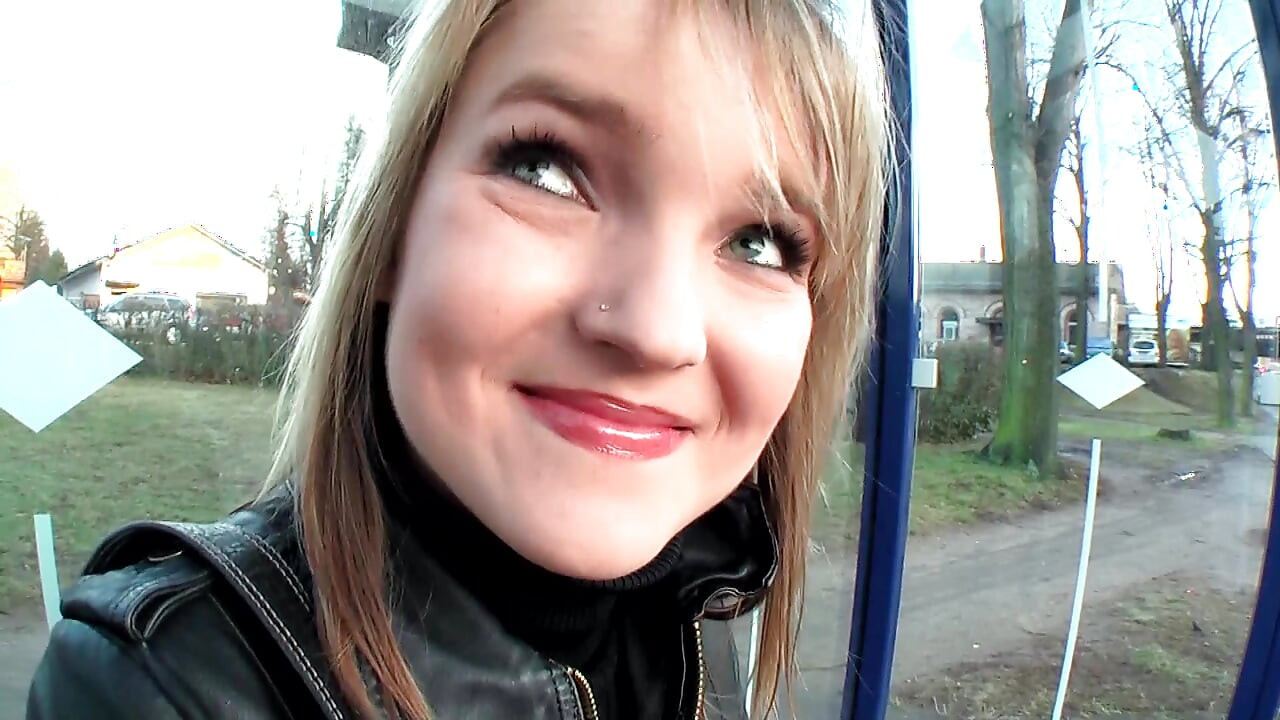 Nena rubia se burla de tetas y juguete en esclavitud bdsm