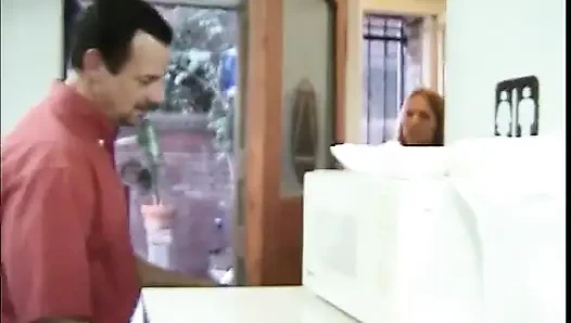 Geiler typ kommt auf heißes schätzchen auf der toilette und gibt ihr einen guten knall