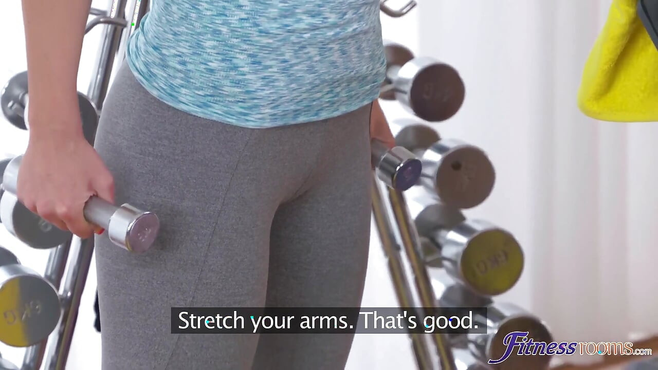 Fitnessrum - MILF gymlärare och vältränad tonårsstudent tränar något