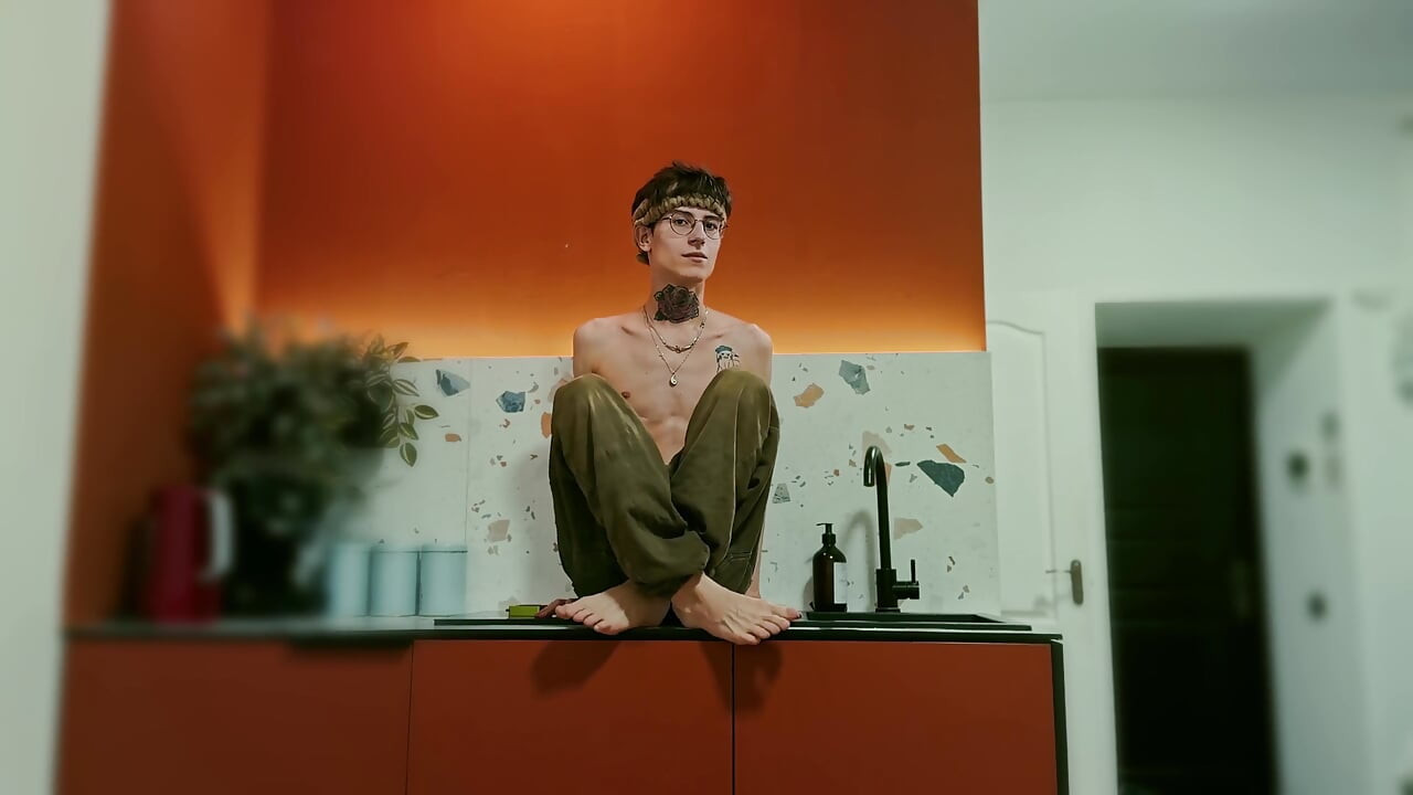 Twink se zabavlja u studijskoj kuhinji