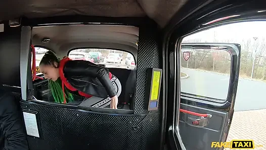 Fake taxi - edepsiz sarışınlar en yakın arkadaşlar Avrupalı taksici tarafından sikiliyor
