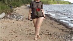 Rosa caminha e troca de roupa na praia