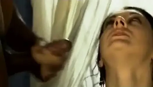 Cewek hot rambut pirang ini dientot habis-habisan sama besar pria kulit hitam di ruangan casting bokep pertamanya