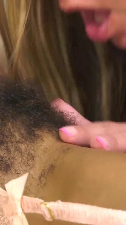 大屁股继母 Maisie Lewis 吞噬她继女毛茸茸的黑人阴户！ |剪辑 2