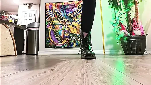 6'7 Riesin in Doc Martens stampft hart, langsam stampfend