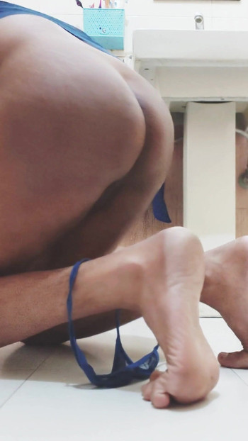 Crossdresser se zabavlja s novim kompletom donjeg rublja | Isječak 1