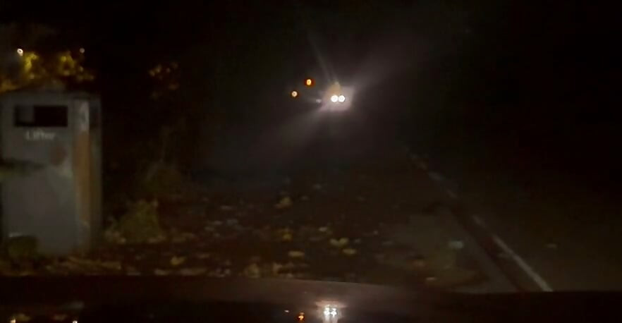 Interrompido enquanto cortava a roupa, tive de me esconder agachado à frente do carro até o carro passar