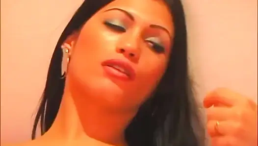 Две Молодые Брюнетки С Большими Сиськами Наслаждаются Страпоном