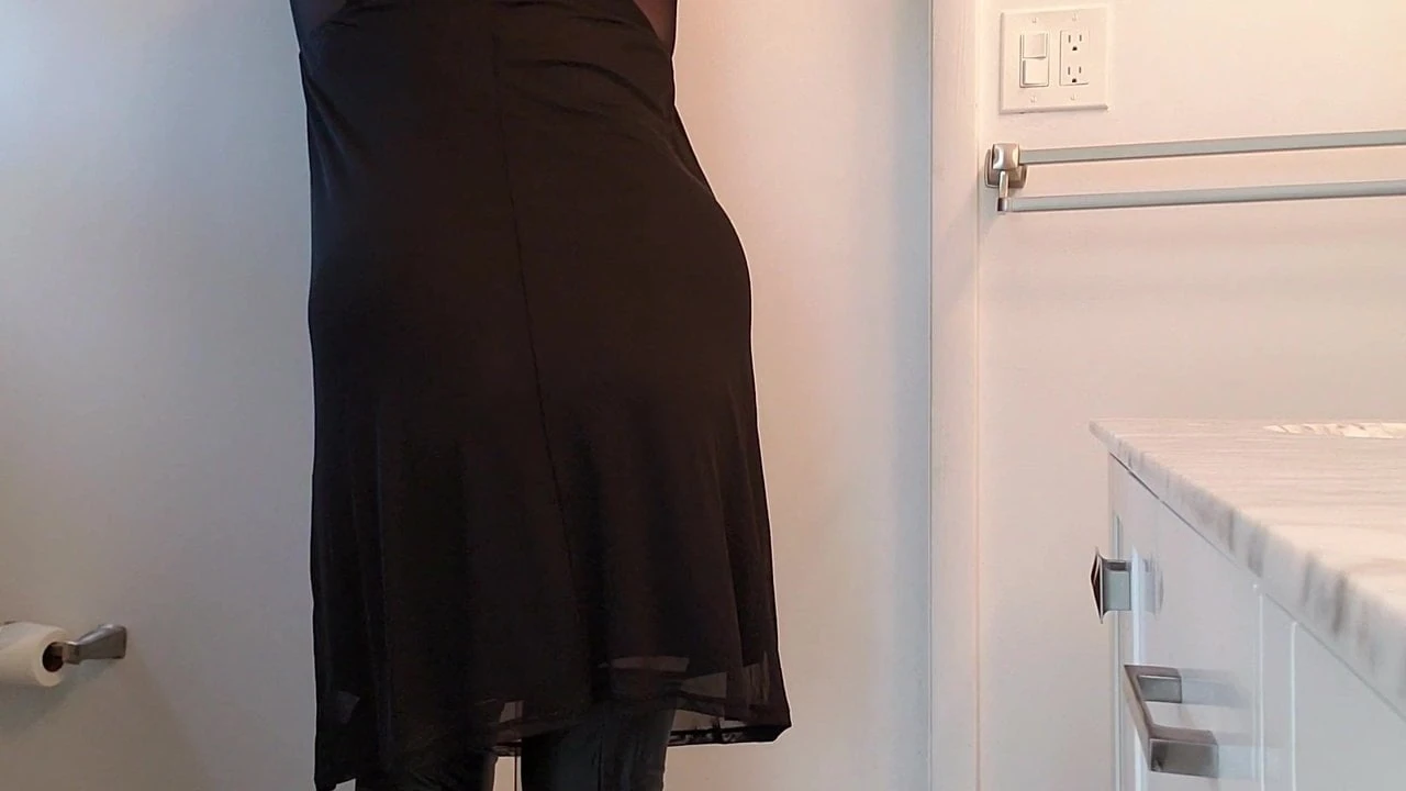 In piedi contro il muro nel mio vestito nuovo, offrendoti il ​​mio culo