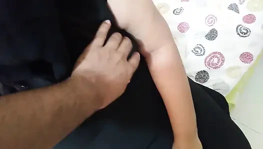 Wenn stiefvater ins Büro geht, besucht stiefsohn das zimmer der stiefmutter und fickt auf dem Bett und kommt in ihre saftige muschi