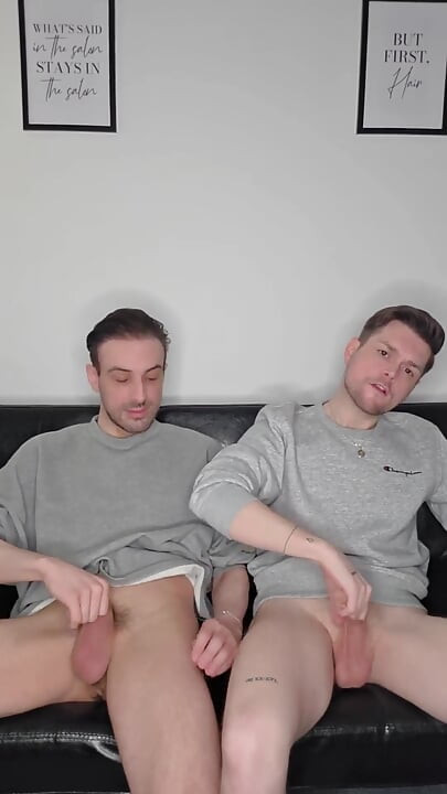 Красивий необрізаний брат мастурбує пліч-о-пліч