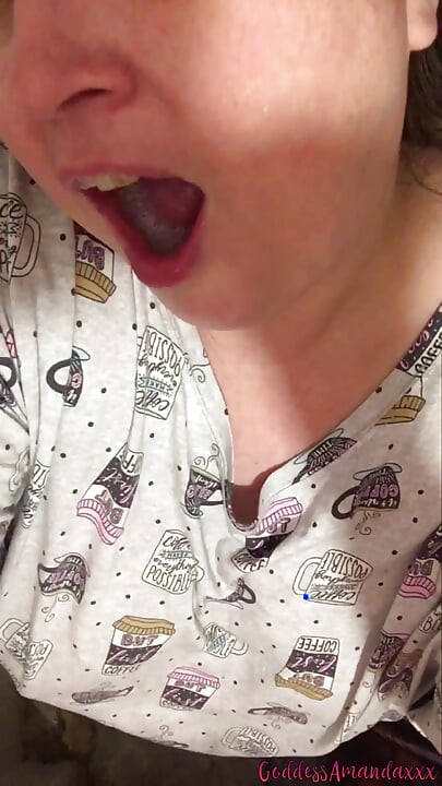 Голю волосся під пахвами і ковтаю сперму