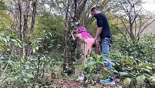 Aku bertemu gadis mesum penurut di luar ruangan dan menghukum memeknya