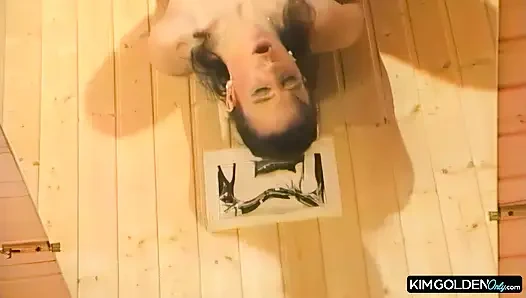 Leidenschaftliche Sauna-Penetration mit geilem Paar