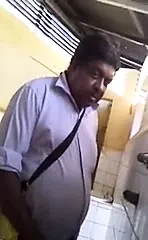 En los urinarios 10