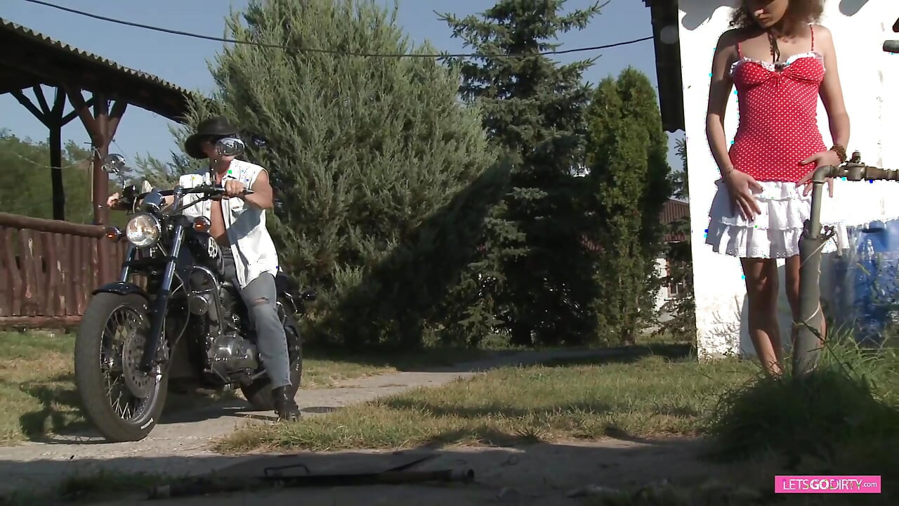 Une brune affamée se fait sodomiser dehors