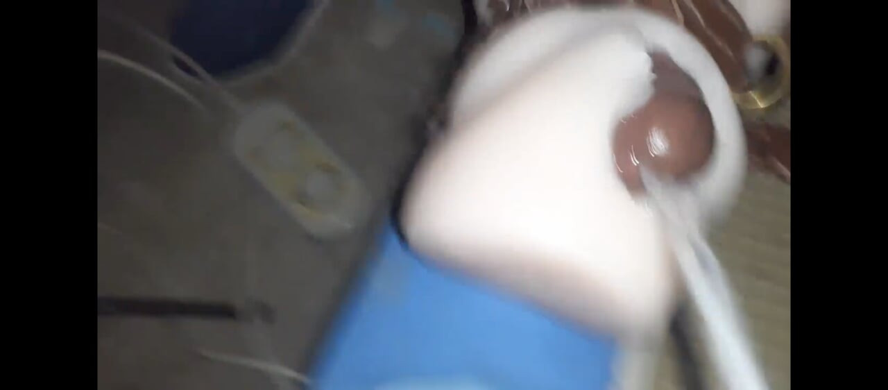 Μηχανή του σεξ χύσιμο. Ζουμερό χύσιμο. Σπιτικό μηχάνημα.