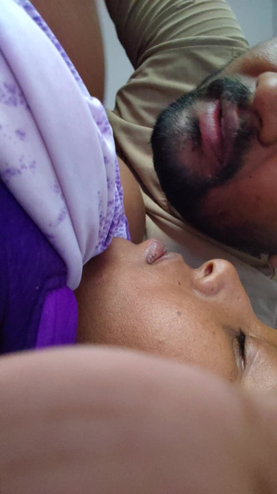 Pregnancy mein bhabhi ki boobs mein bahot khujli ho rahi thi unke pati ne boobs chatkar unki khujli mitai - desi dehati bhabhi boobs suking | Clip 1
