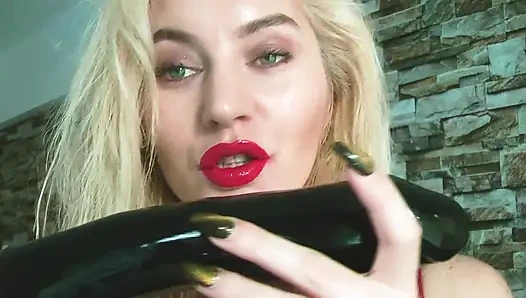 Блестящие губы и тренировка с большим черным членом