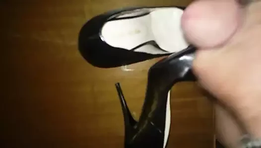 Pump porn video – Cumming into my wife's black stilletto pumps