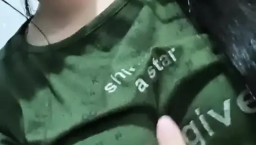 Индия трогает киску, пока она не кончит