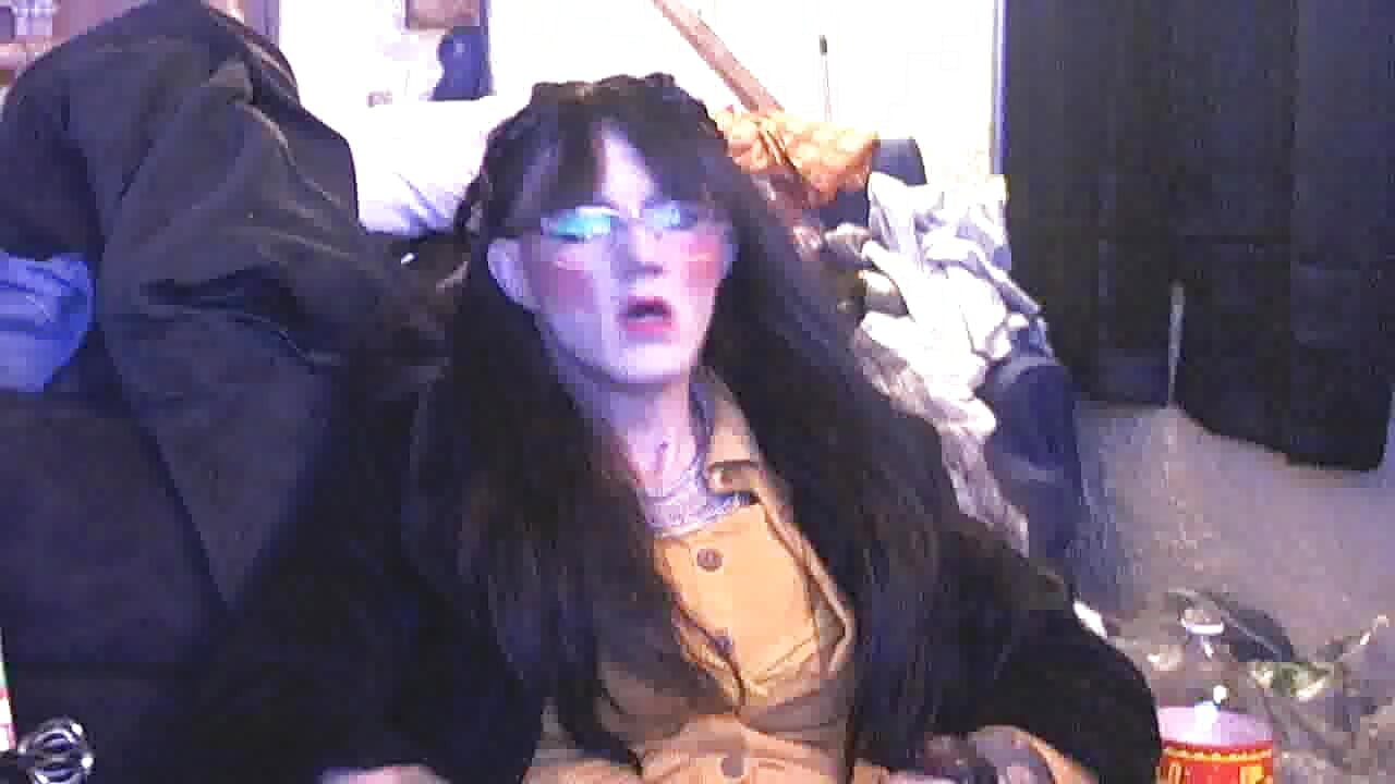 CROSDRESSER JERKS OFF HUGE COCK